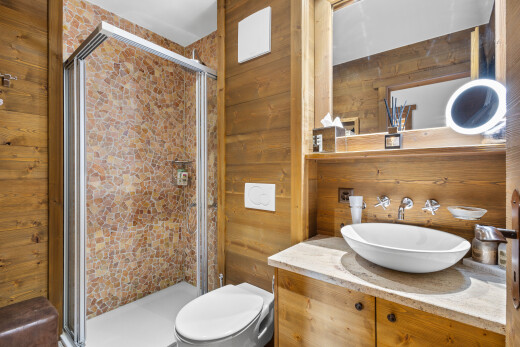 salle de bains avec mur en bois, wood wall, miroir, salle de bain complète, et inside property