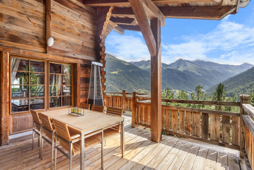 terrasse avec terrasse, mountain view, vue sur la montagne, day time, et coin repas extérieur