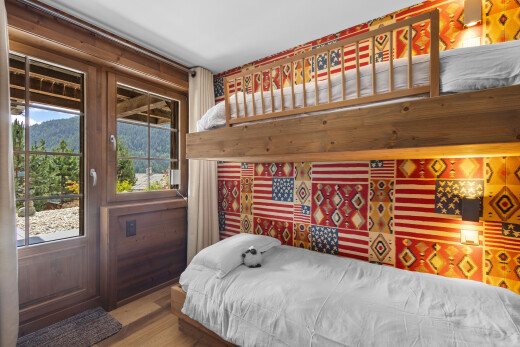 chambre avec inside property, sol en finition bois, wood finish floor, mountain view, et vue sur la montagne