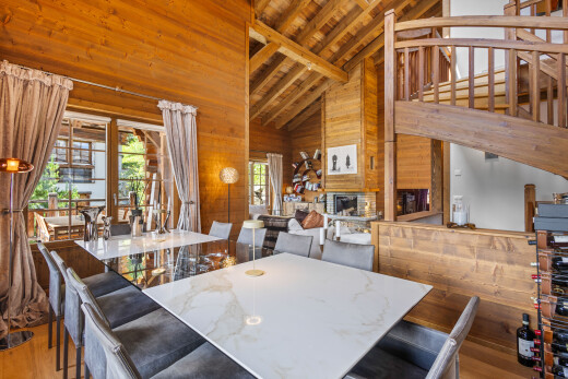 salle à manger avec mur en bois, wood wall, lumière naturelle, natural light, et plafond haut
