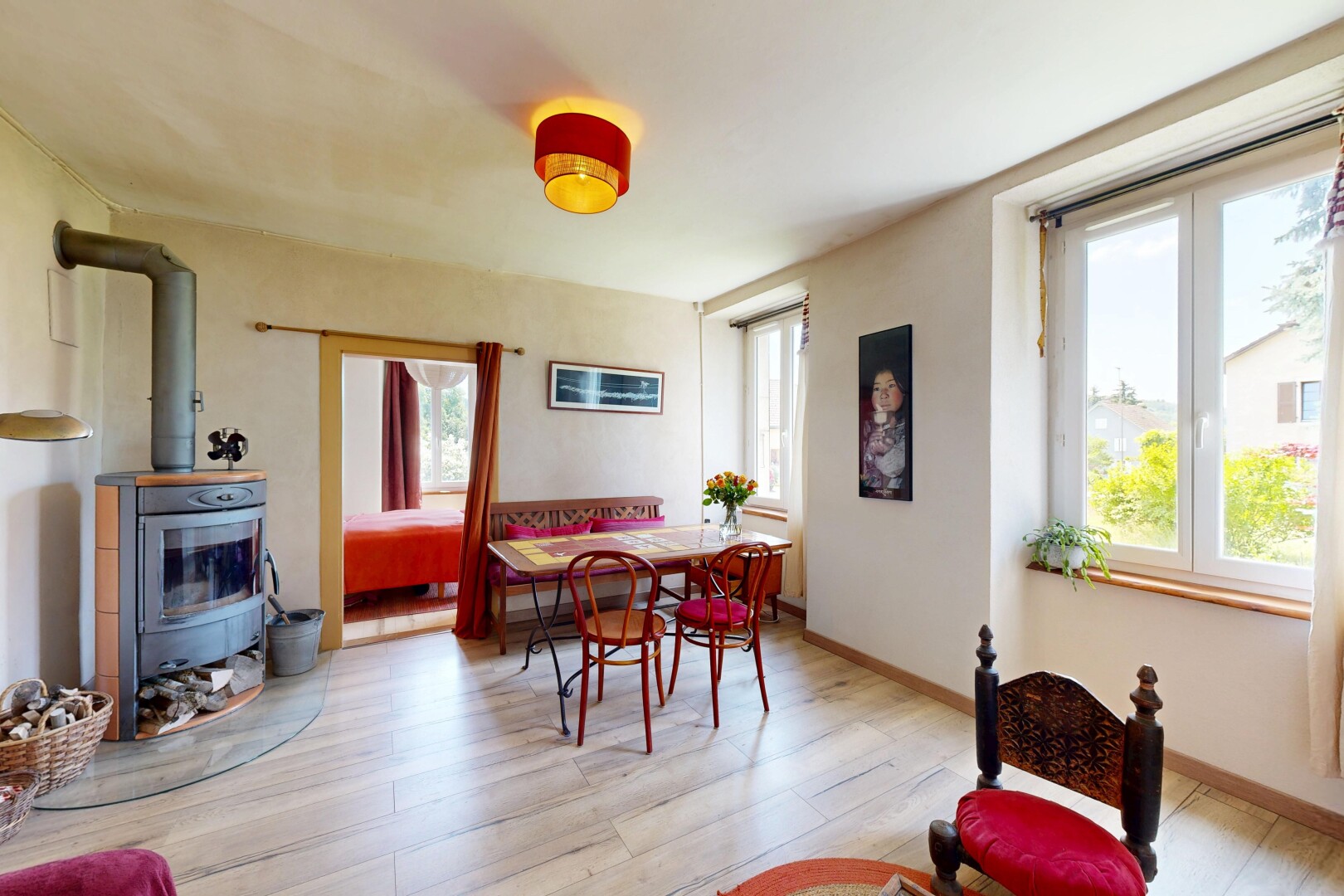 salle à manger avec poêle à bois, lumière naturelle, natural light, inside property, et sol en finition bois