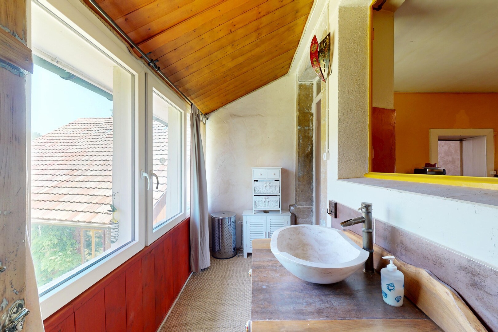 salle de bains avec natural light, lumière naturelle, évier, vaulted ceiling, et plafond voûté