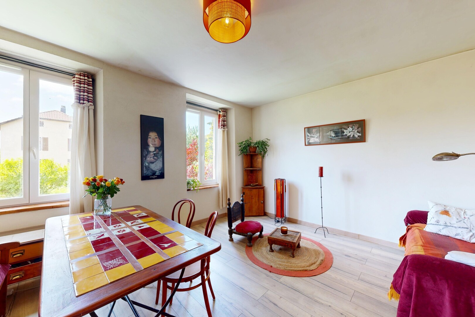 salle à manger avec lumière naturelle, natural light, inside property, cloison sèche, et drywall