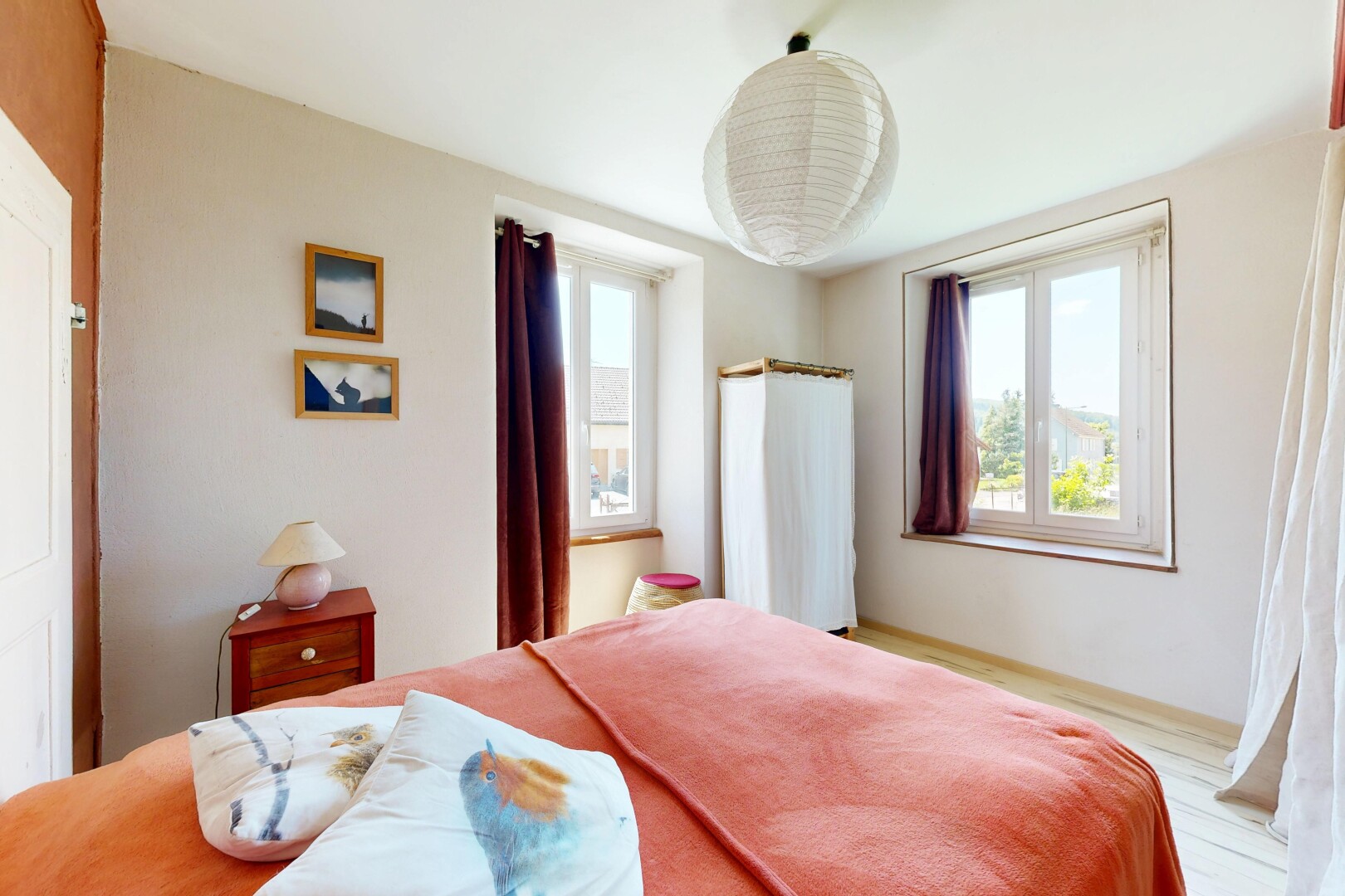 chambre avec natural light, lumière naturelle, inside property, drywall, et cloison sèche