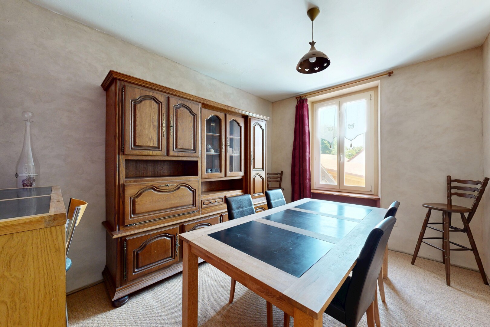 salle à manger avec lumière naturelle, natural light, moquette, carpet, et inside property