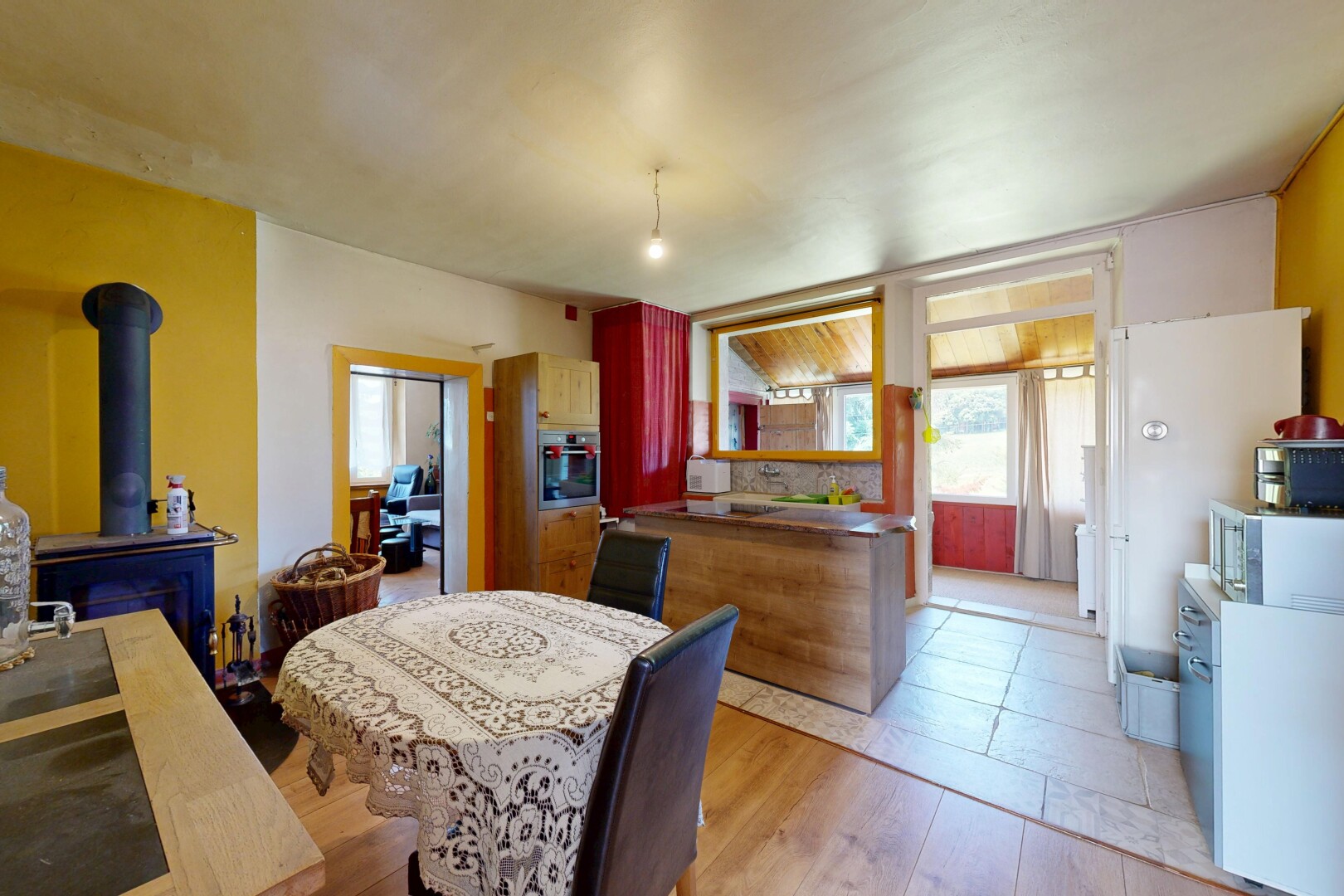 salle à manger avec poêle à bois, lumière naturelle, natural light, cloison sèche, et drywall