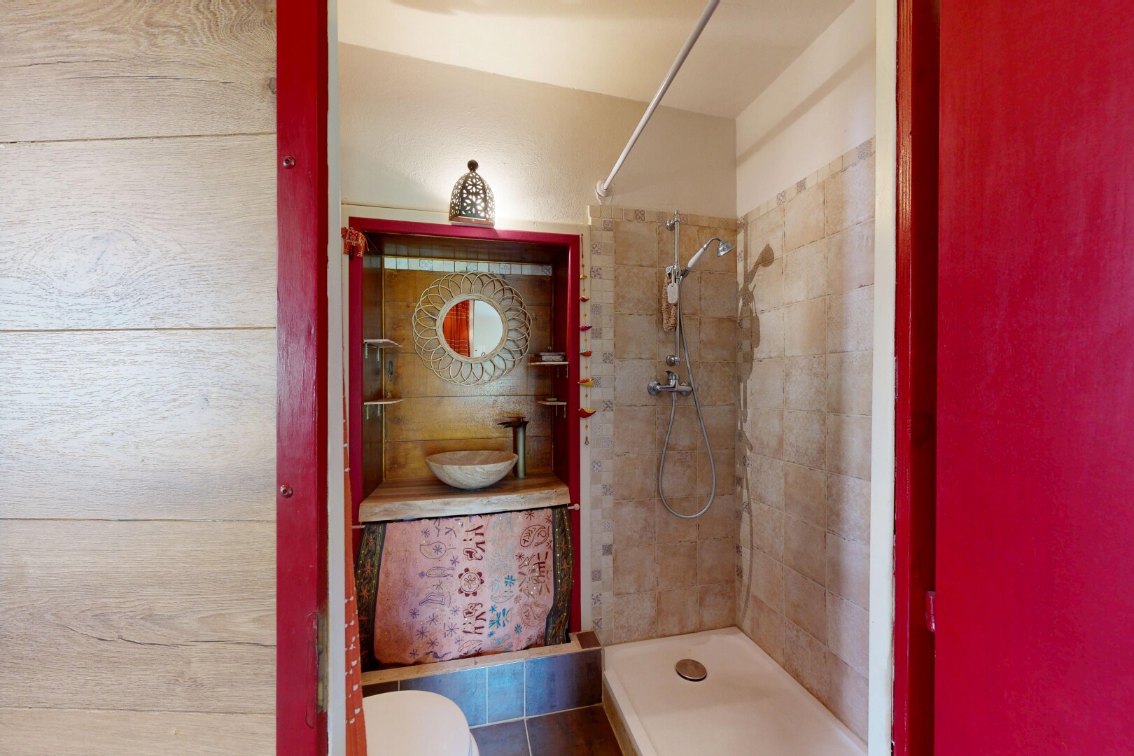 salle de bains avec tile shower, inside property, douche, salle de bain complète, et toilette