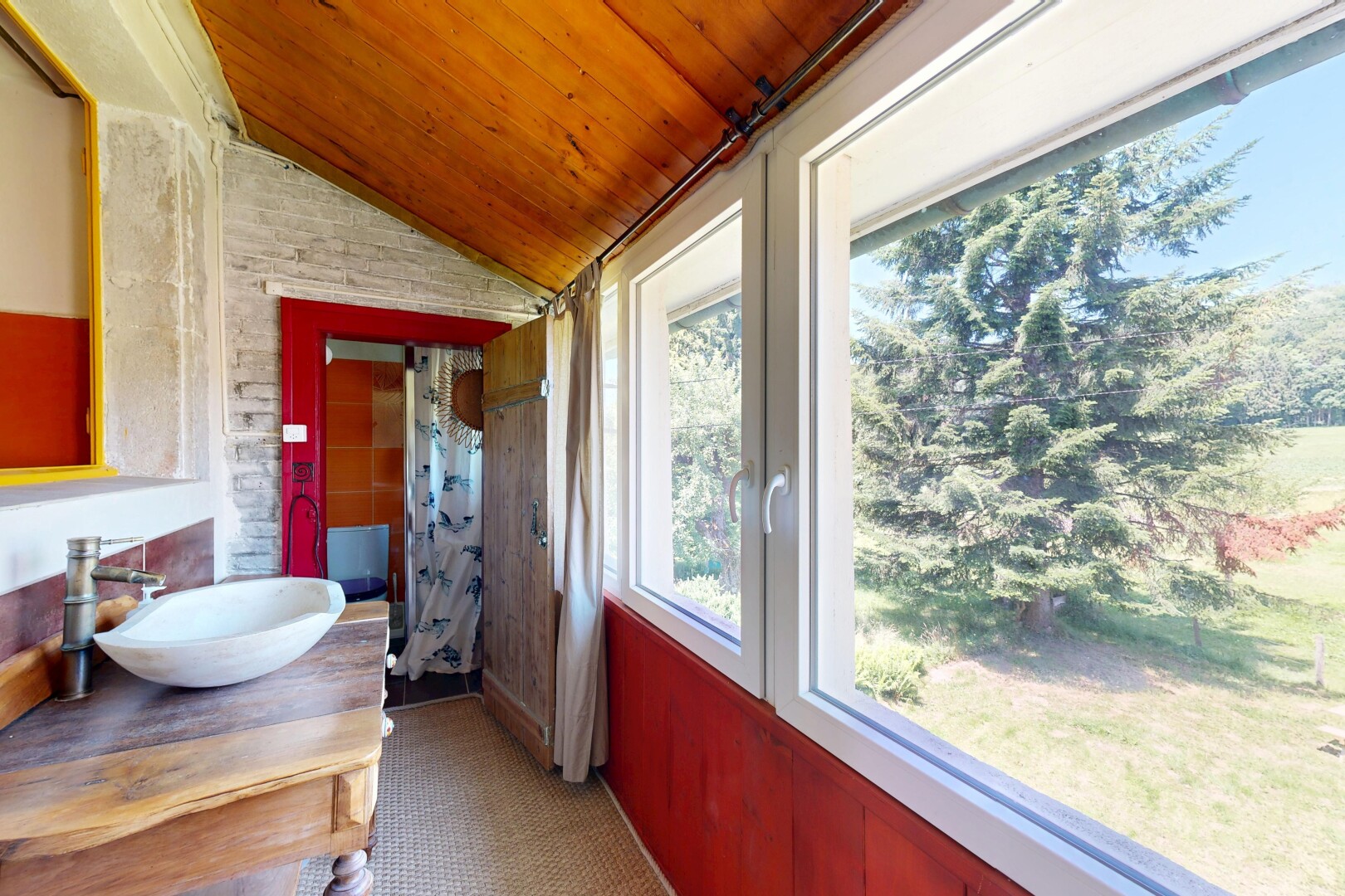 salle de bains avec plafond voûté, vaulted ceiling, évier, lumière naturelle, et natural light
