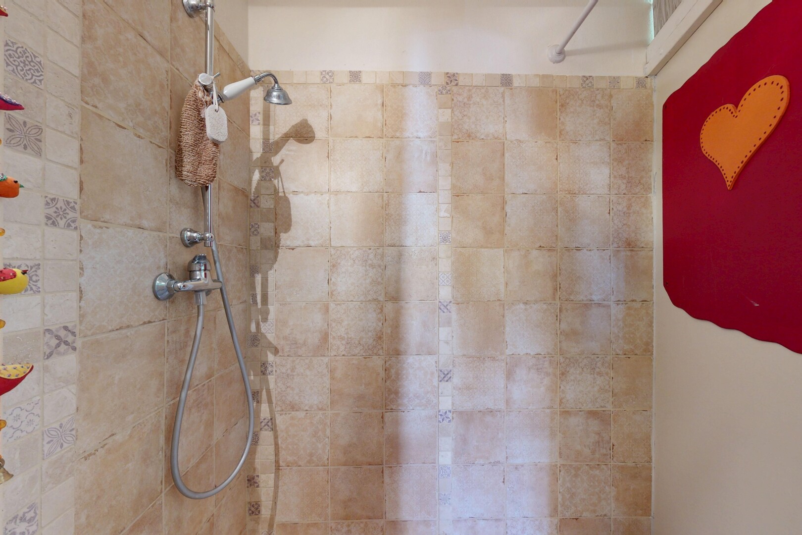 salle de bains avec tile shower, douche, salle de bain complète, inside property, et cloison sèche