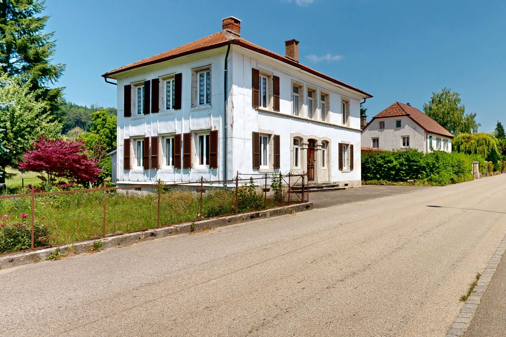façade avec cheminée, day time, property visible, clôture, et perron