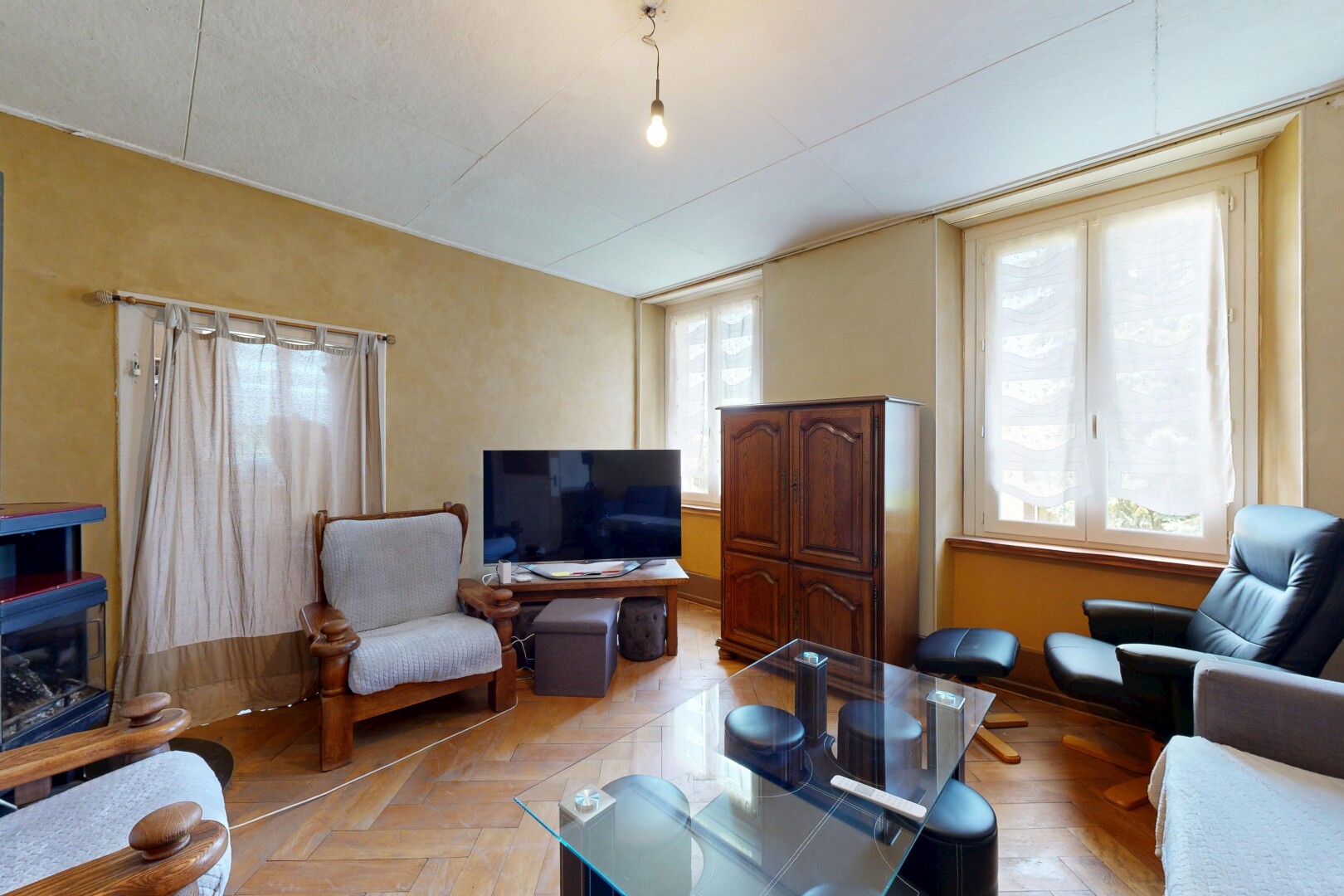 salon avec télévision, parquet floor, lumière naturelle, natural light, et inside property