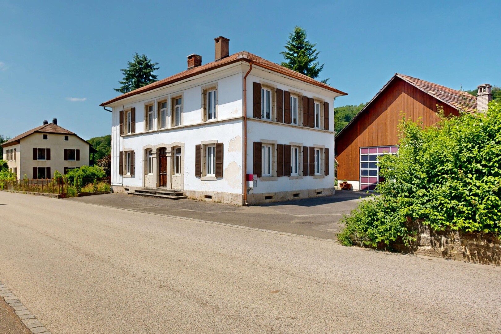 façade avec cheminée, vide sanitaire, property visible, day time, et perron