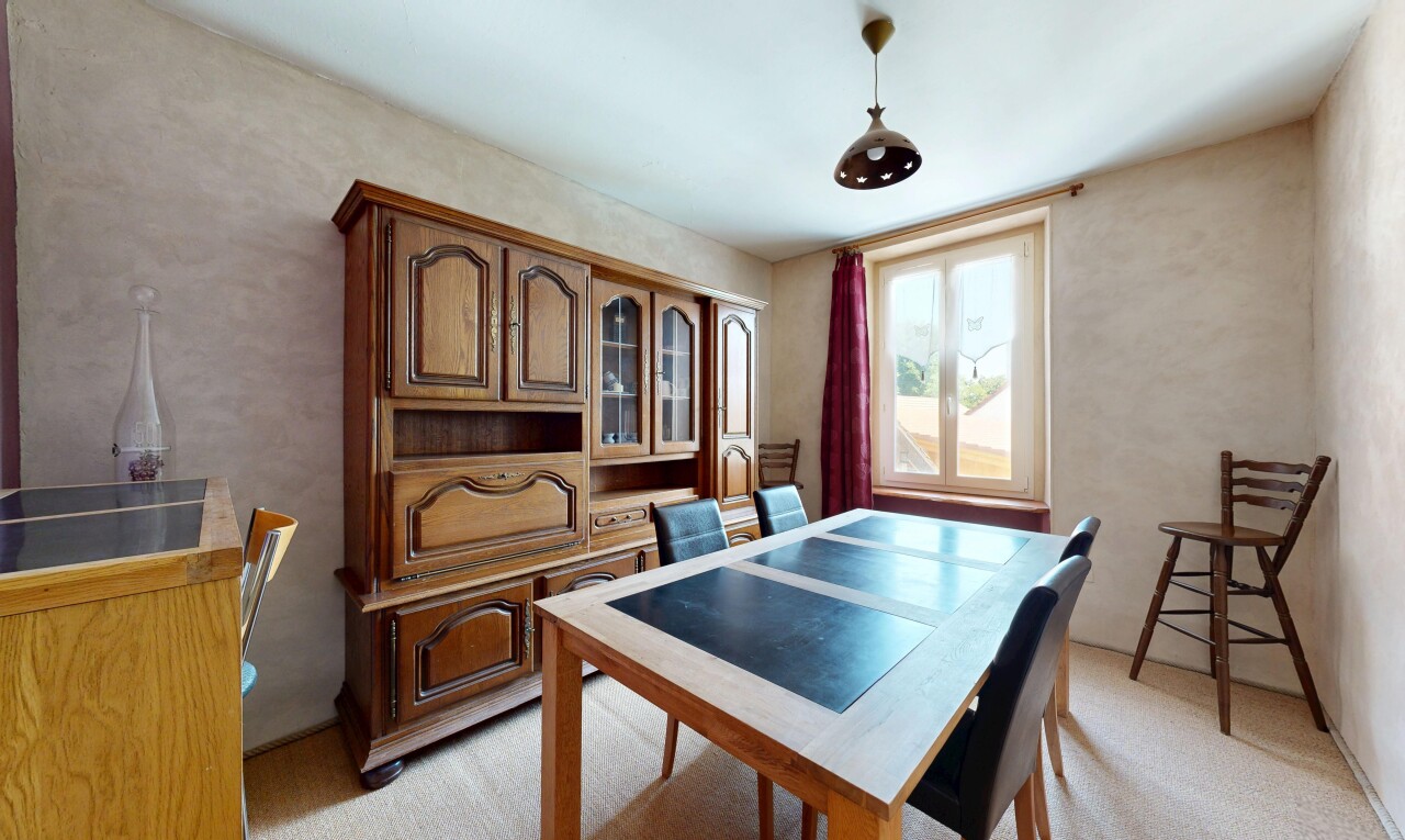 salle à manger avec lumière naturelle, natural light, moquette, carpet, et inside property