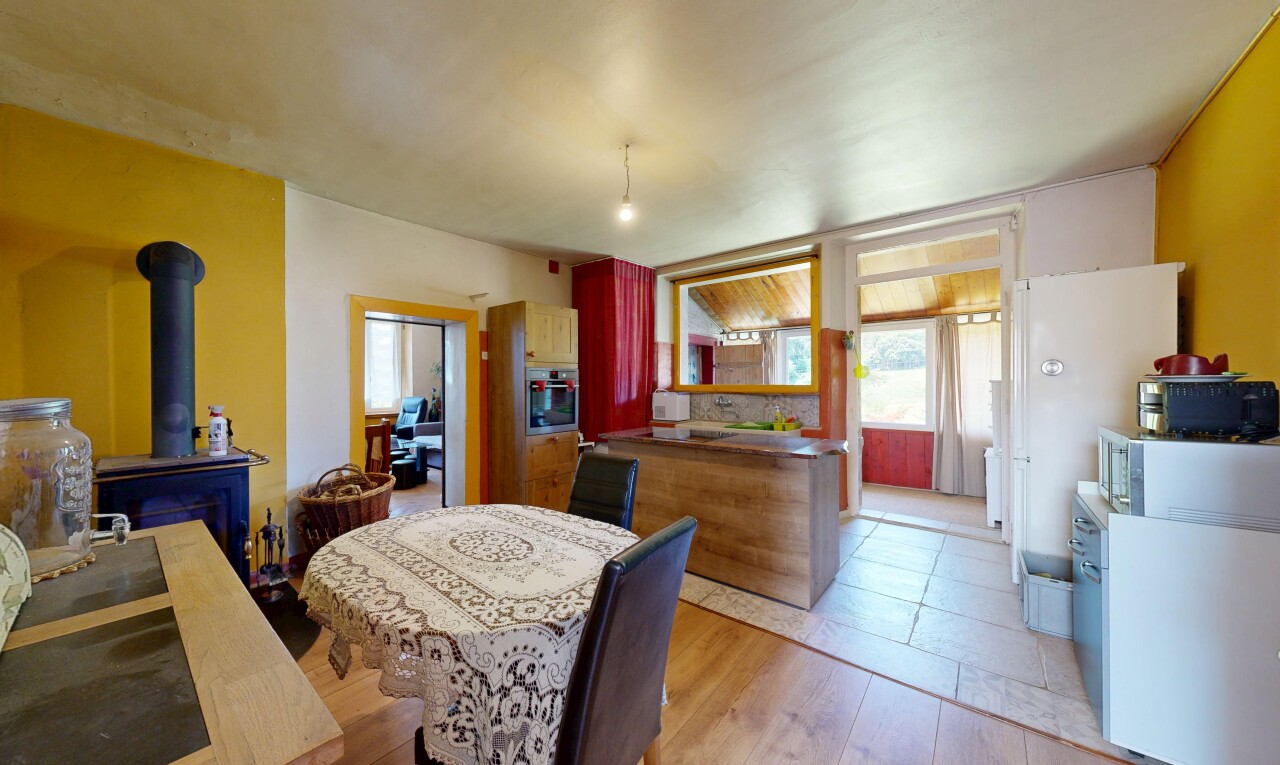 salle à manger avec poêle à bois, lumière naturelle, natural light, cloison sèche, et drywall