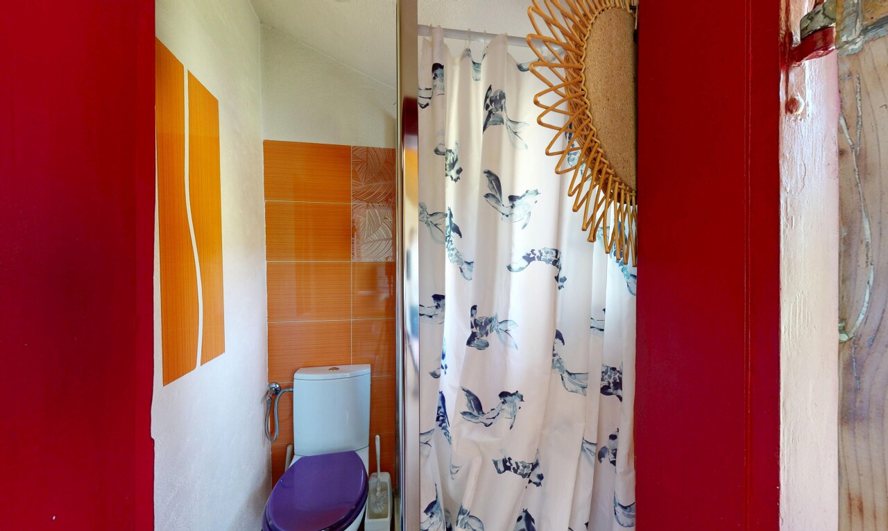 salle de bains avec toilette, salle de bain complète, inside property, douche, et mur en carrelage