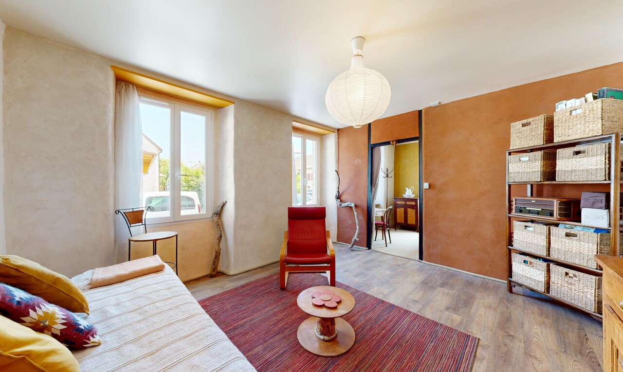 chambre avec lumière naturelle, natural light, sol en finition bois, wood finish floor, et inside property