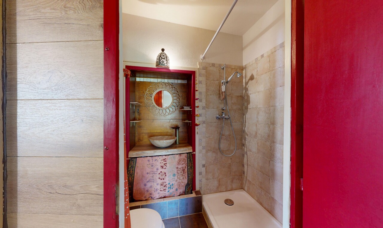 salle de bains avec tile shower, inside property, douche, salle de bain complète, et toilette
