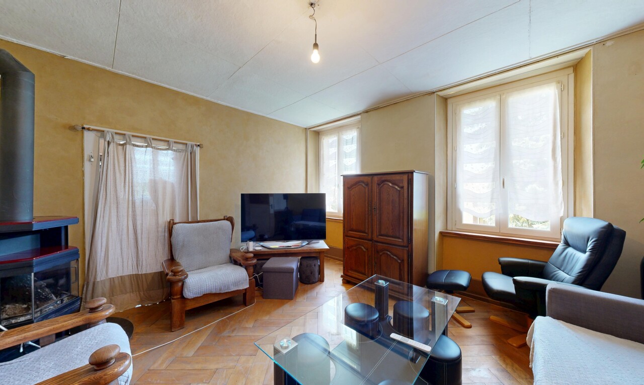 salon avec télévision, parquet floor, lumière naturelle, natural light, et inside property