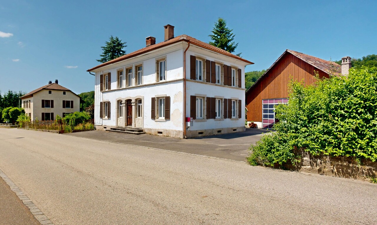 façade avec cheminée, vide sanitaire, property visible, day time, et perron