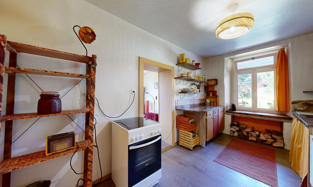 cuisine avec cuisinière, natural light, lumière naturelle, inside property, et wood finish floor