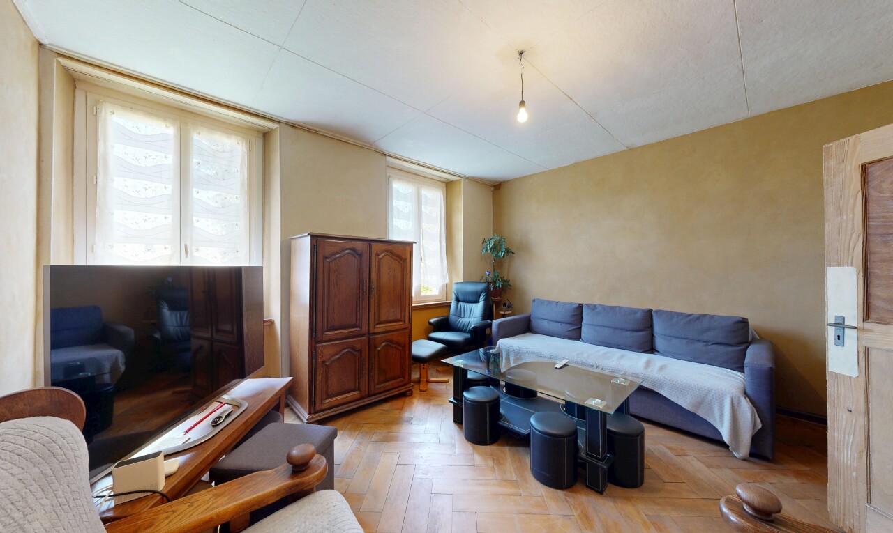 salon avec télévision, parquet floor, inside property, lumière naturelle, et natural light