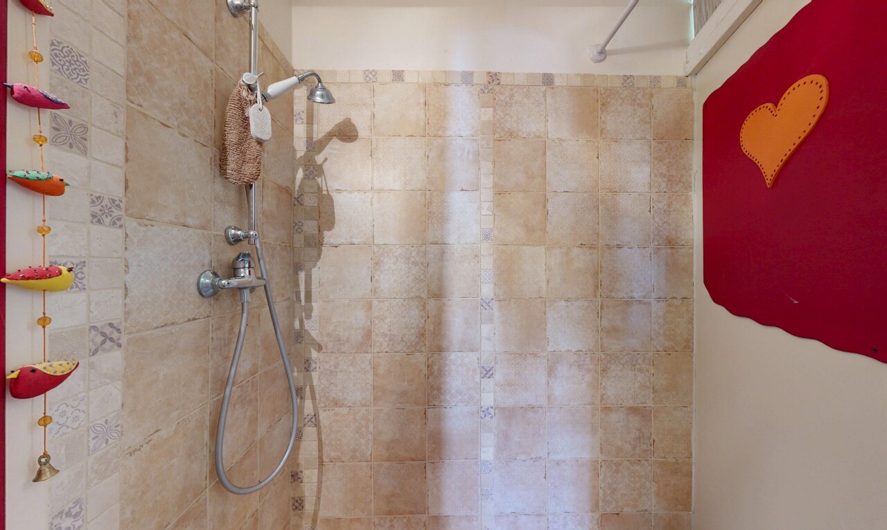 salle de bains avec tile shower, douche, salle de bain complète, inside property, et cloison sèche