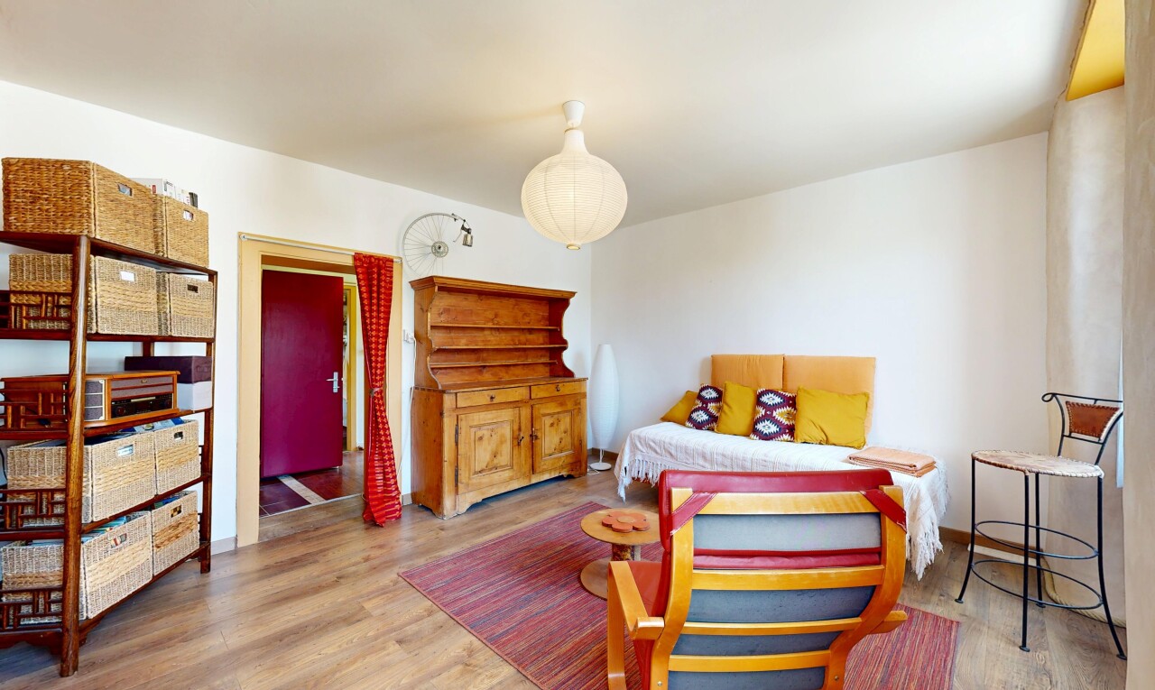 chambre avec sol en finition bois, wood finish floor, inside property, cloison sèche, et drywall