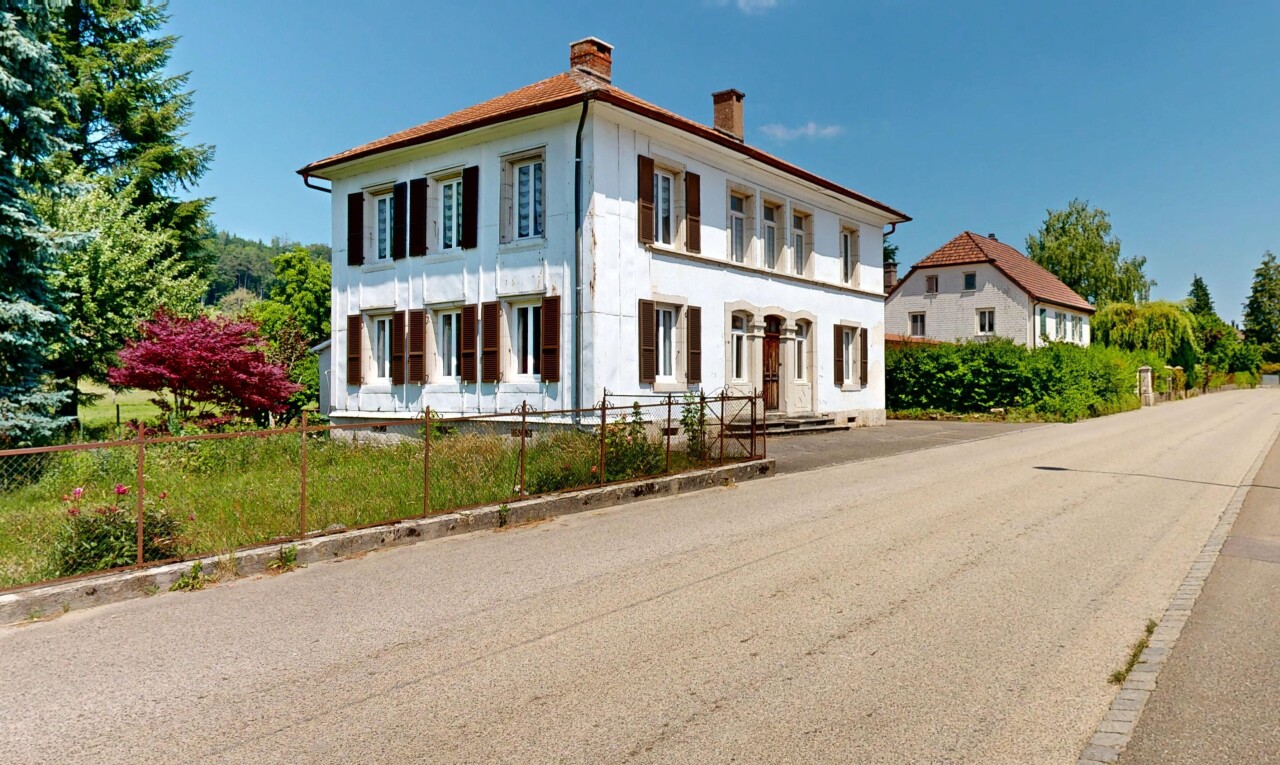 façade avec cheminée, day time, property visible, clôture, et perron