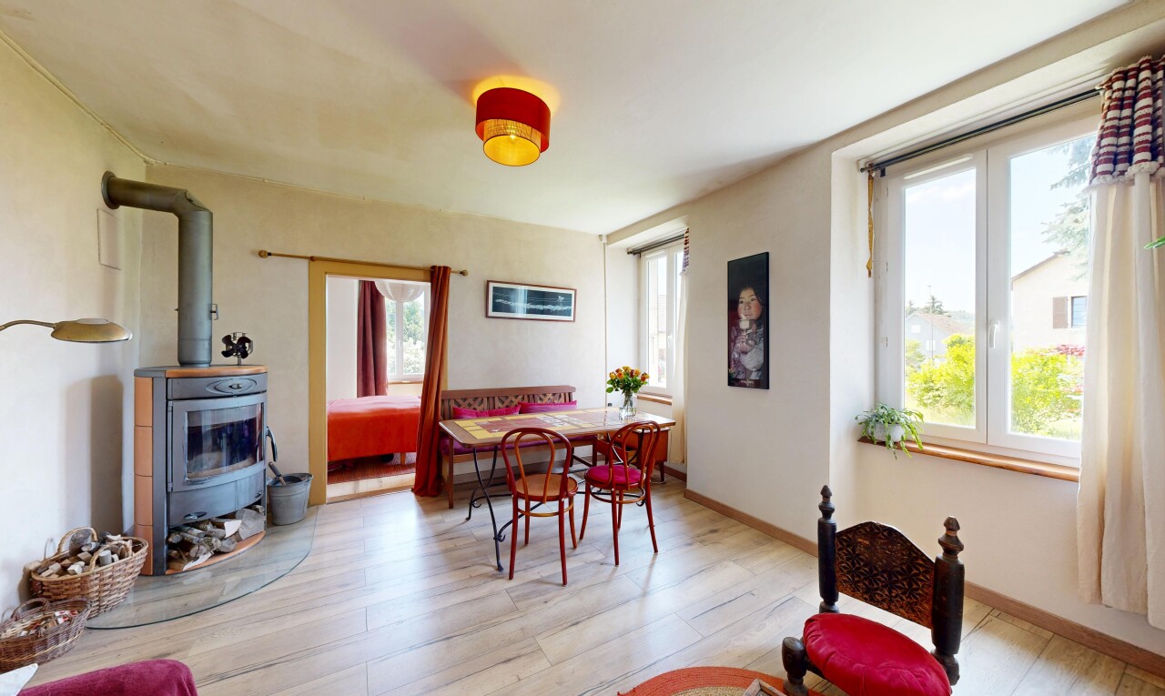salle à manger avec poêle à bois, lumière naturelle, natural light, inside property, et sol en finition bois