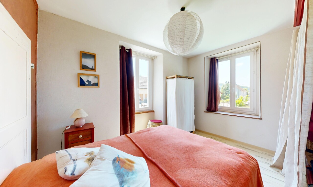 chambre avec natural light, lumière naturelle, inside property, drywall, et cloison sèche