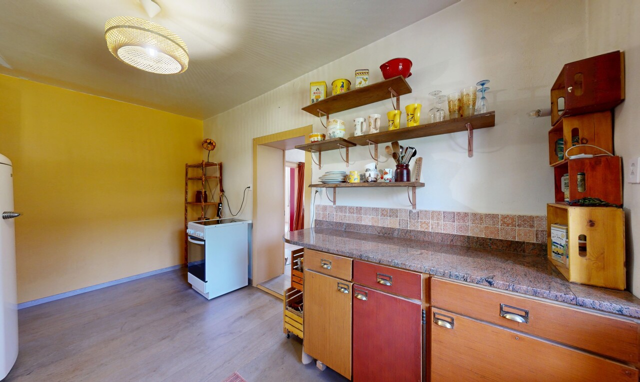 cuisine avec étagères ouvertes, inside property, sol en finition bois, wood finish floor, et cloison sèche