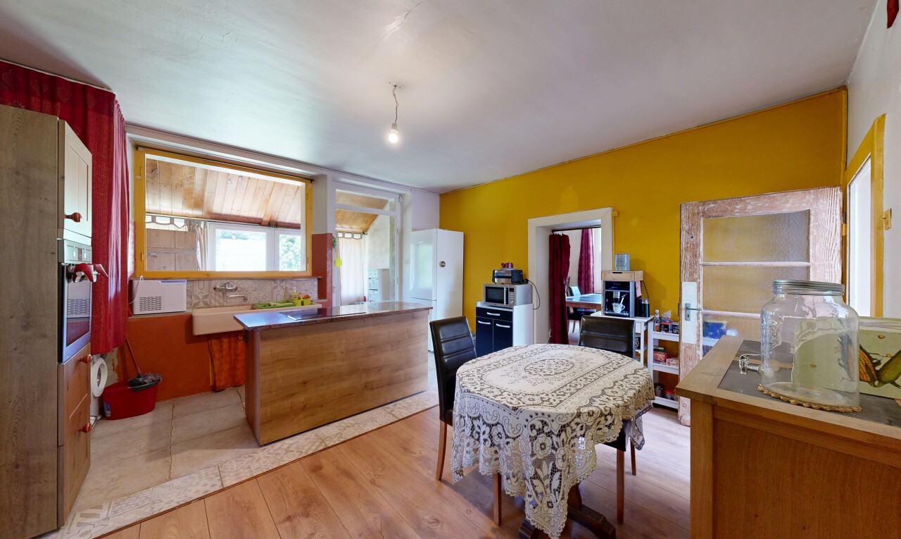 cuisine avec micro-ondes, inside property, lumière naturelle, natural light, et cloison sèche