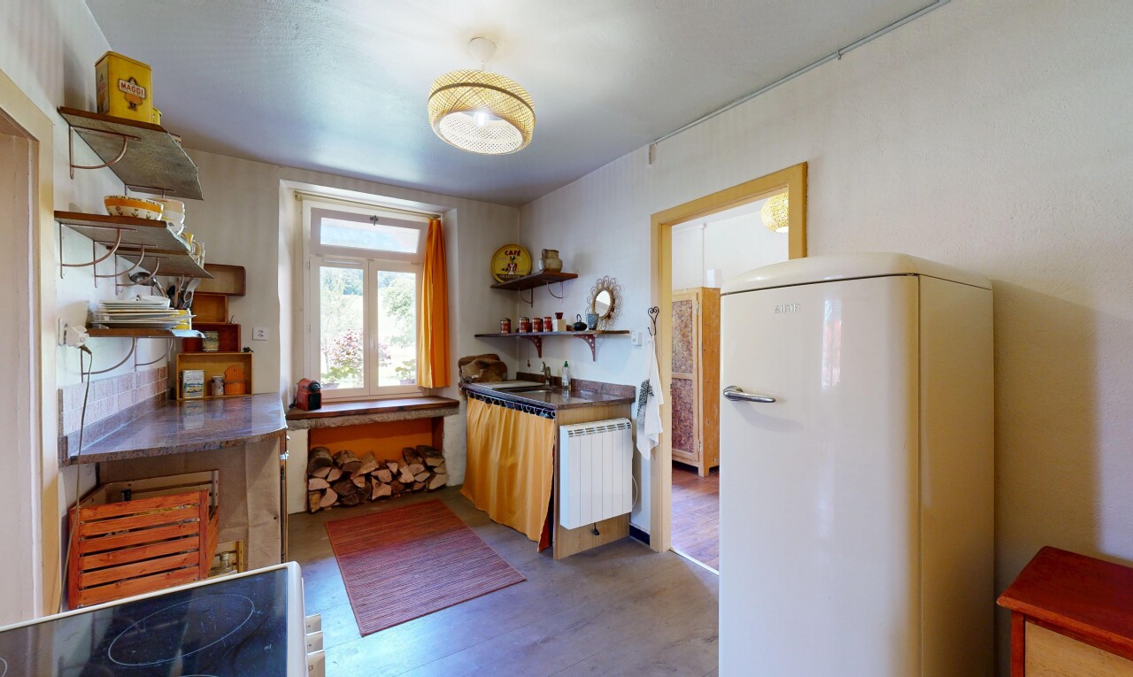 cuisine avec étagères ouvertes, radiateur, lumière naturelle, natural light, et sol en finition bois