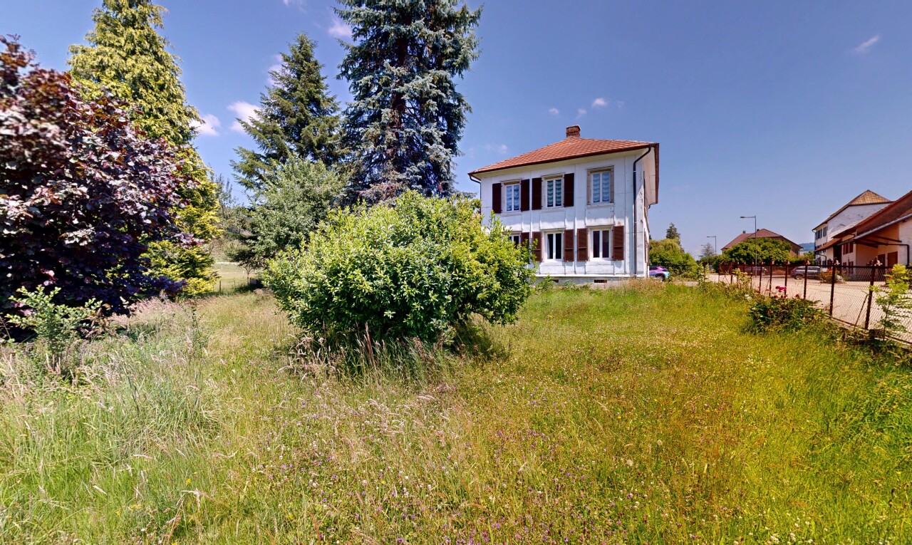 façade avec cheminée, day time, property visible, et clôture