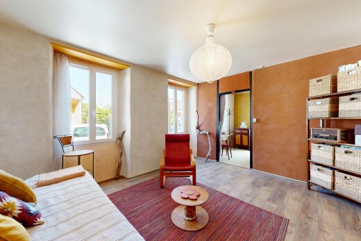 chambre avec lumière naturelle, natural light, sol en finition bois, wood finish floor, et inside property