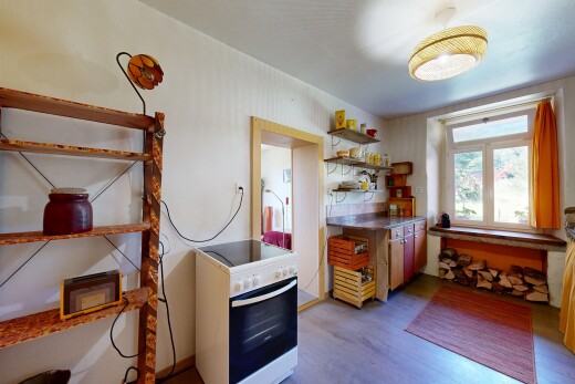 cuisine avec cuisinière, natural light, lumière naturelle, inside property, et wood finish floor