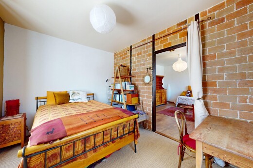 zimmer / schlafzimmer mit carpet, teppich, inside property, drywall, und gipskartonwand