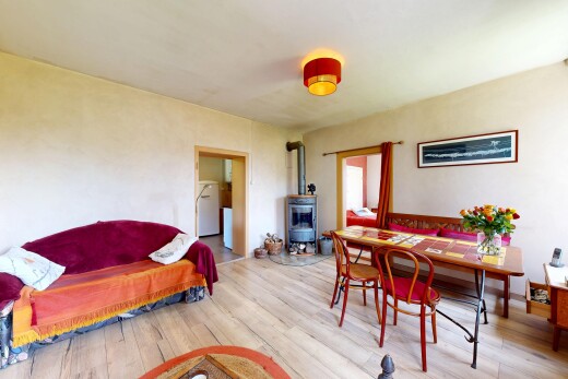 wohn- / esszimmer mit holzofen, holzfußboden, wood finish floor, inside property, und gipskartonwand