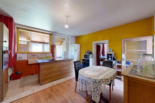 cuisine avec micro-ondes, inside property, lumière naturelle, natural light, et cloison sèche