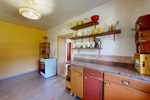 cuisine avec étagères ouvertes, inside property, sol en finition bois, wood finish floor, et cloison sèche