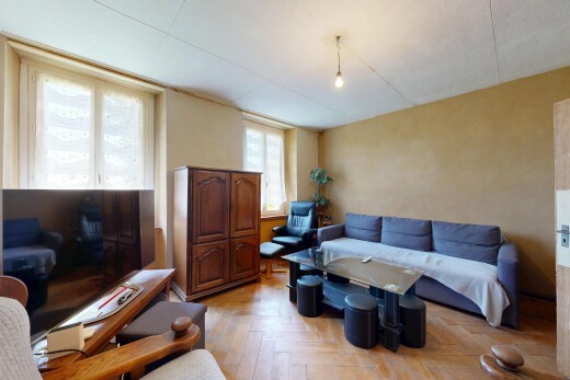 wohnzimmer mit fernseher, parquet floor, inside property, natürliches licht, und natural light