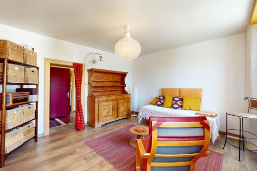 zimmer / schlafzimmer mit holzfußboden, wood finish floor, inside property, gipskartonwand, und drywall