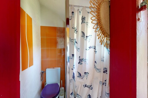bad mit toilette, komplettes badezimmer, inside property, dusche, und fliesenwand