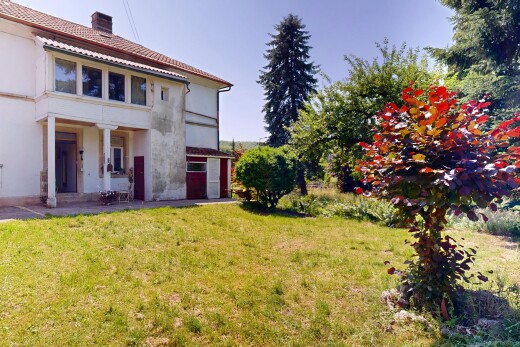 façade avec pelouse, cheminée, property visible, et bardage en stuc