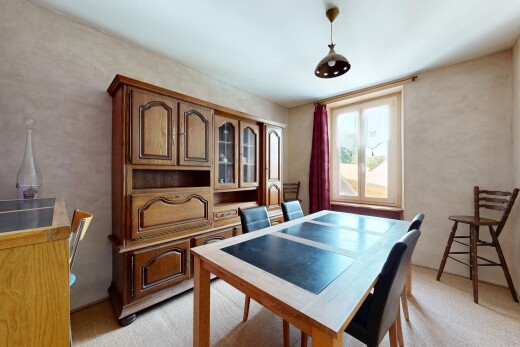 salle à manger avec lumière naturelle, natural light, moquette, carpet, et inside property