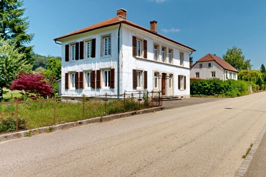 außenansicht mit schornstein, day time, property visible, zaun, und vortreppe