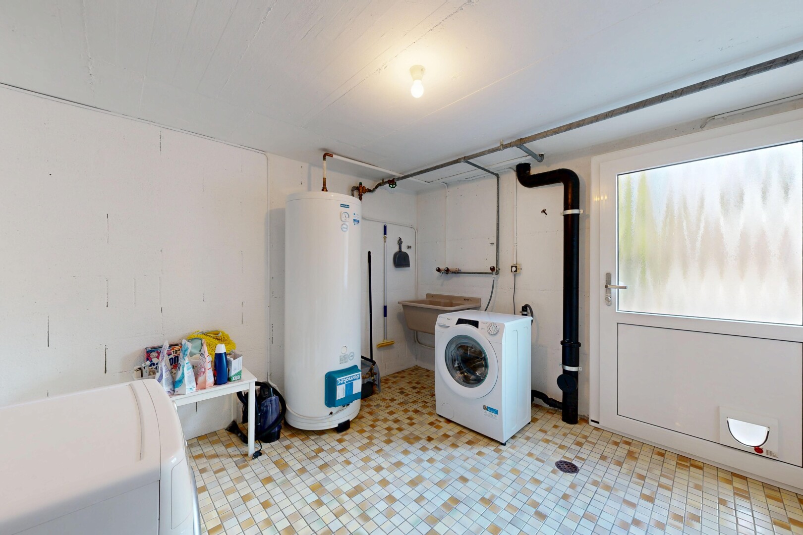 buanderie avec lave-linge et sèche-linge, inside property, chauffe-eau, sol en vinyle, et vinyl floor