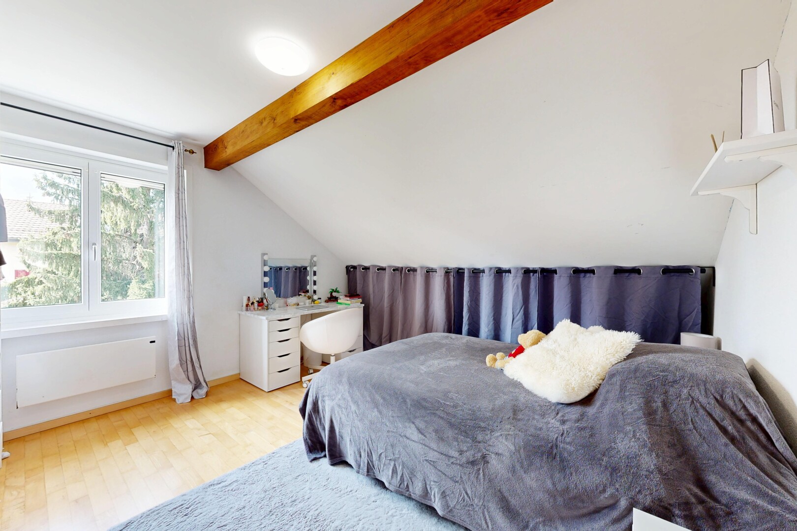 chambre avec sol en finition bois, wood finish floor, inside property, lumière naturelle, et natural light