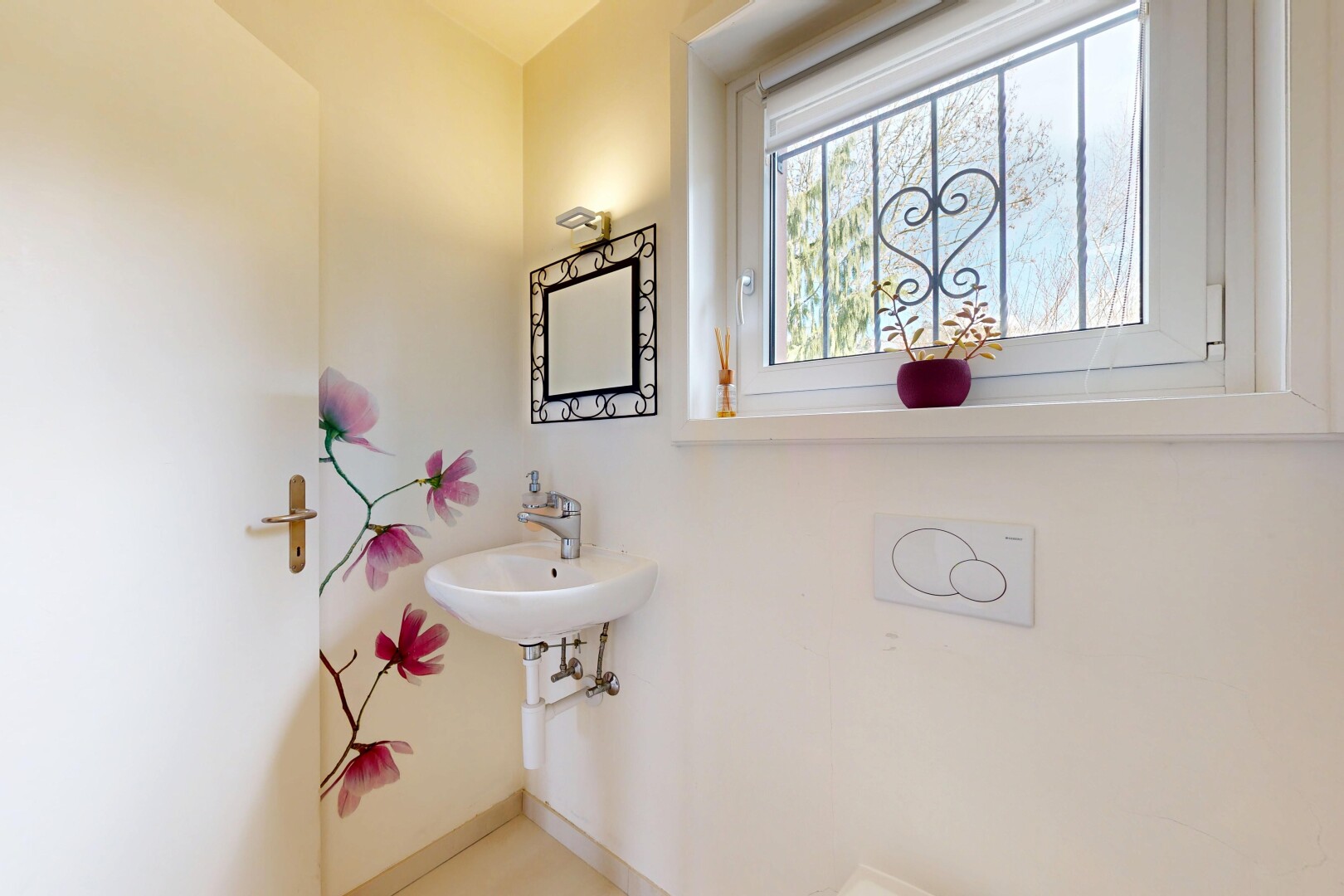salle de bains avec miroir, drywall, cloison sèche, inside property, et natural light