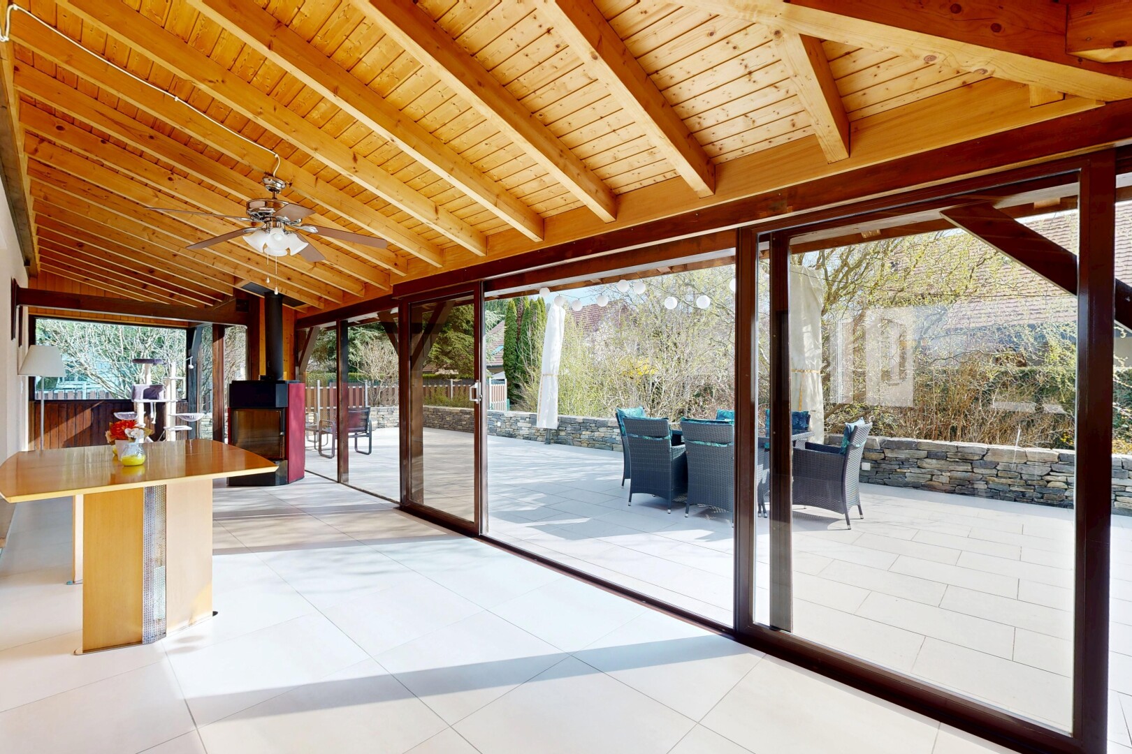 terrasse avec terrasse, coin repas extérieur, et ventilateur de plafond